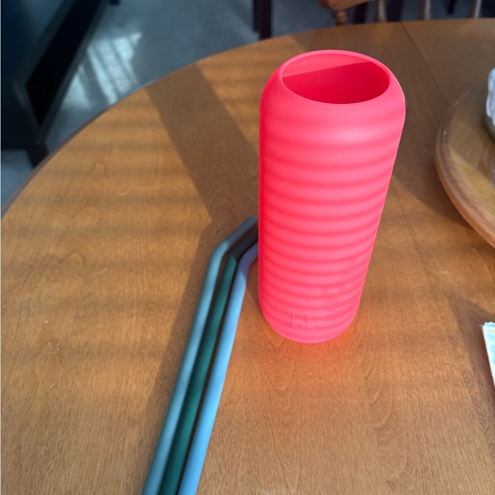 starlet bkr water bottle sleeve and three straws